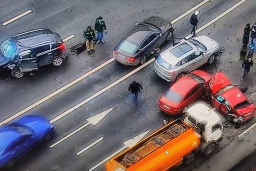 ДТП с пятью машинами в центре Москвы попало на видео