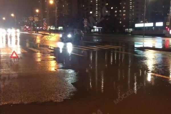 Москвичи массово пожаловались на рвущий колеса авто бордюр