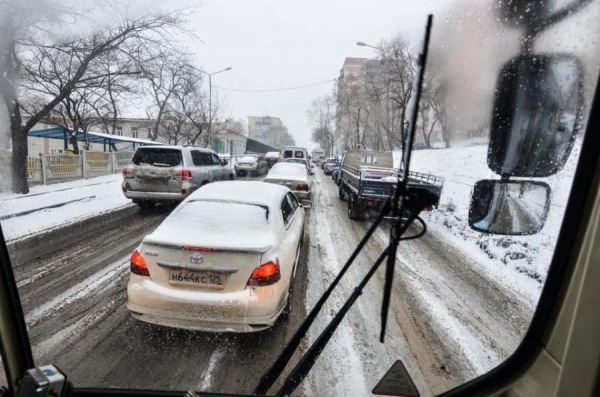 Непогода спровоцировала значительные пробки во Владивостоке