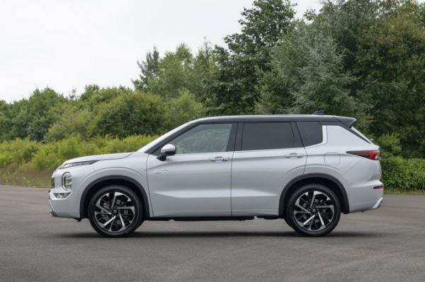 Новый Mitsubishi Outlander PHEV представлен официально