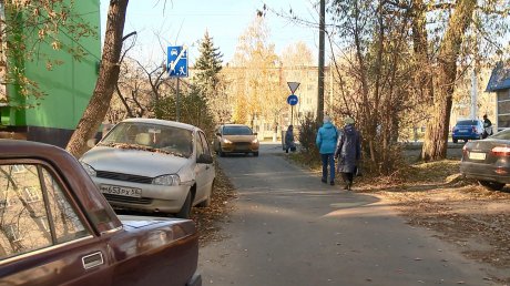 Пензячка пожаловалась на поток машин во дворе на ул. Карпинского